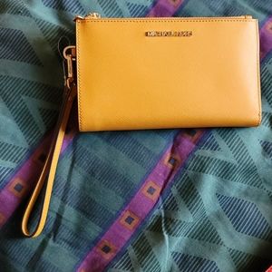 Nwt Michael kors marigold jet set travel wristlet